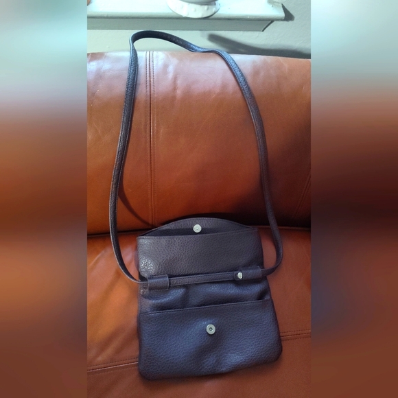 Signature weekend Leather sling bag - Picture 8 of 14